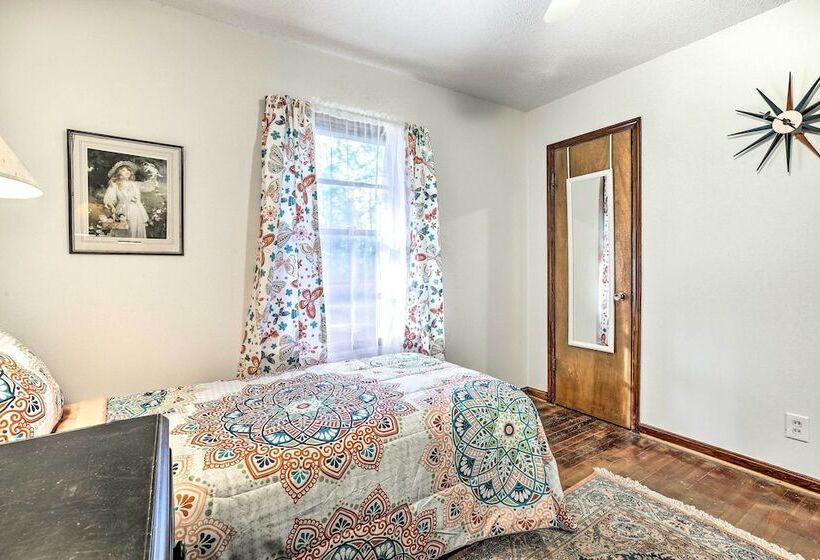 Acworth Retreat W/ Fireplace + Deck, 2 Mi To Lake!