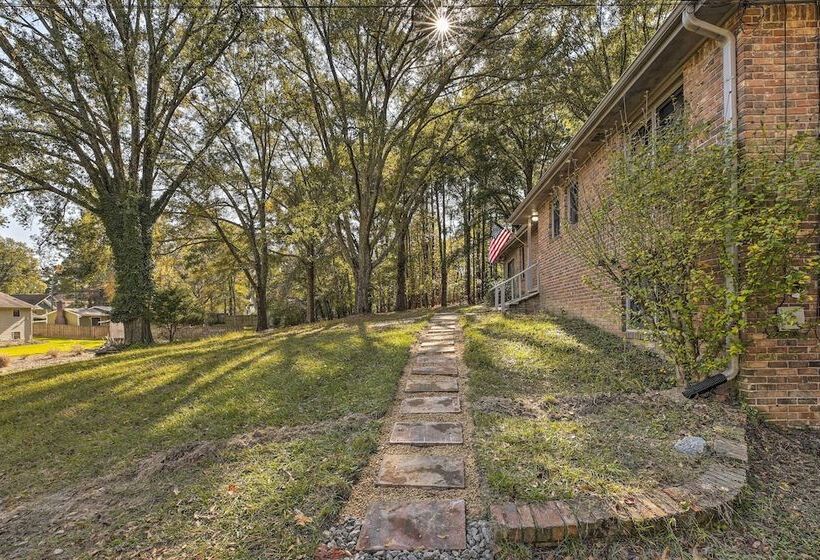 Acworth Retreat W/ Fireplace + Deck, 2 Mi To Lake!