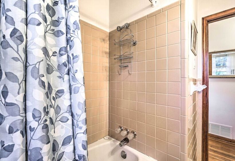 Acworth Retreat W/ Fireplace + Deck, 2 Mi To Lake!