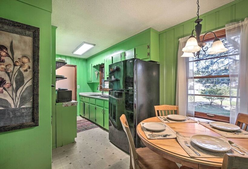 Acworth Retreat W/ Fireplace + Deck, 2 Mi To Lake!