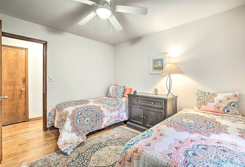 Acworth Retreat W/ Fireplace + Deck, 2 Mi To Lake!