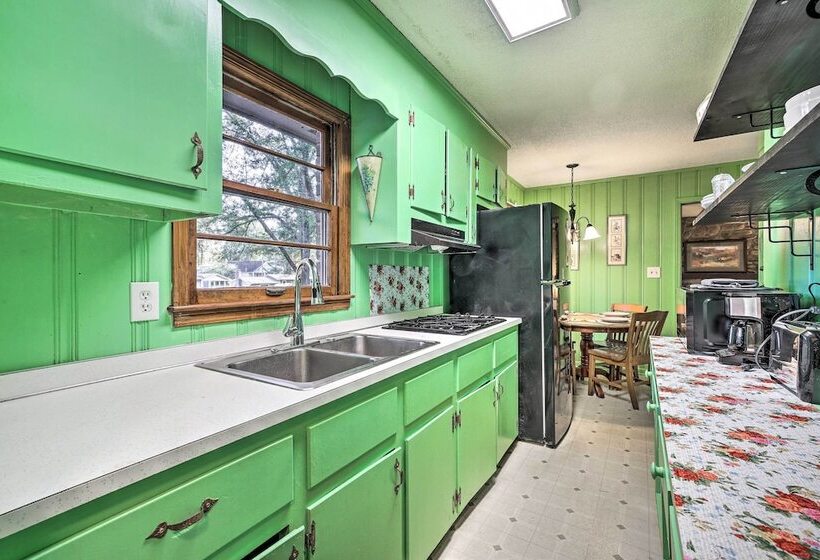 Acworth Retreat W/ Fireplace + Deck, 2 Mi To Lake!