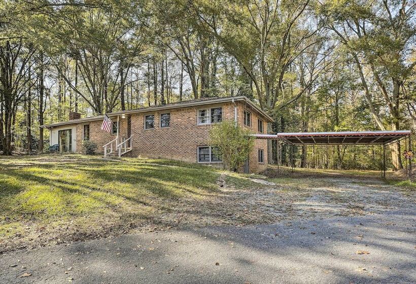 Acworth Retreat W/ Fireplace + Deck, 2 Mi To Lake!