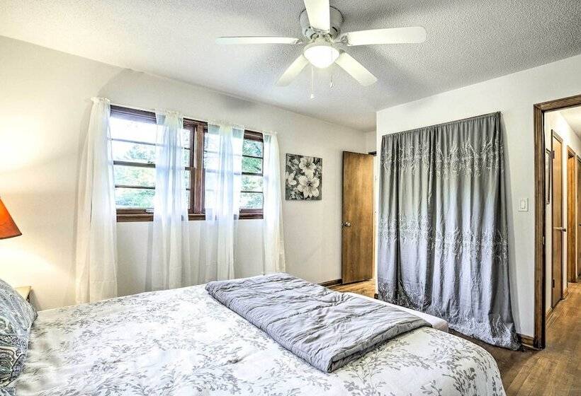 Acworth Retreat W/ Fireplace + Deck, 2 Mi To Lake!