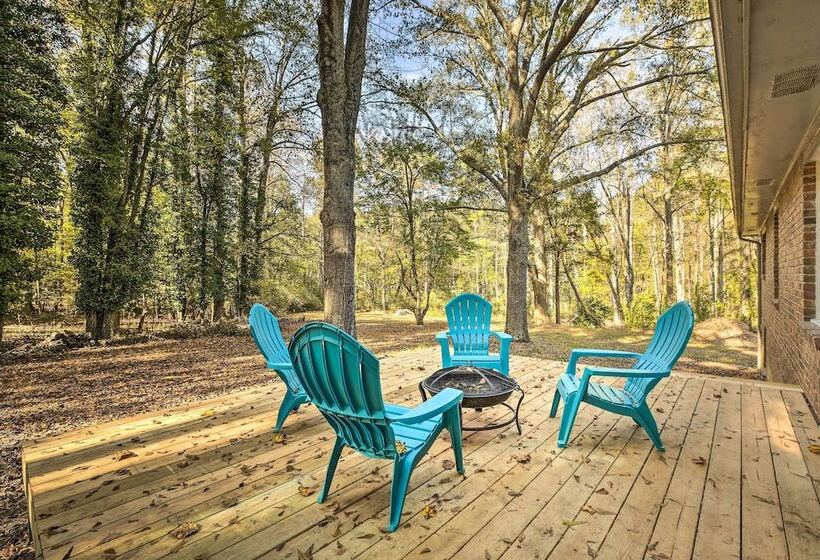 Acworth Retreat W/ Fireplace + Deck, 2 Mi To Lake!