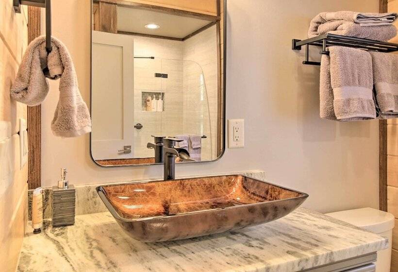 Airy Ellijay Home W/ Spacious Creekside Deck!