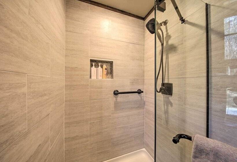 Airy Ellijay Home W/ Spacious Creekside Deck!