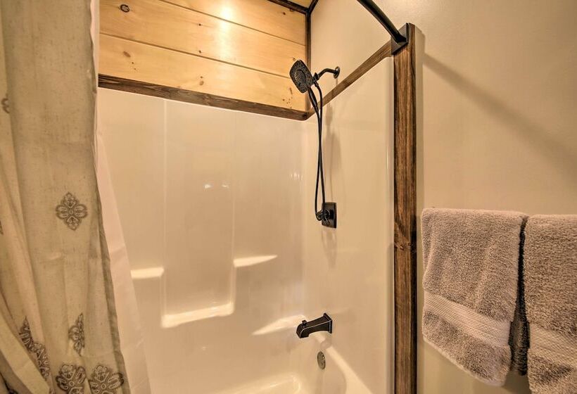 Airy Ellijay Home W/ Spacious Creekside Deck!