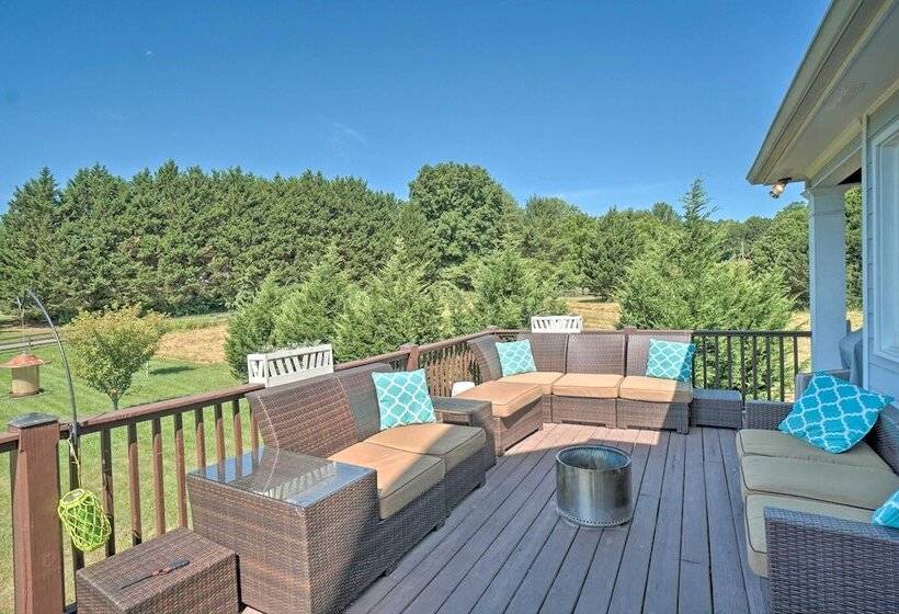 Beautiful Hiawassee Home W/ Mountain Views!