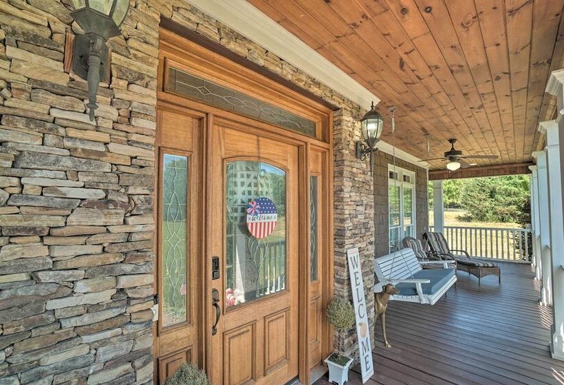Beautiful Hiawassee Home W/ Mountain Views!