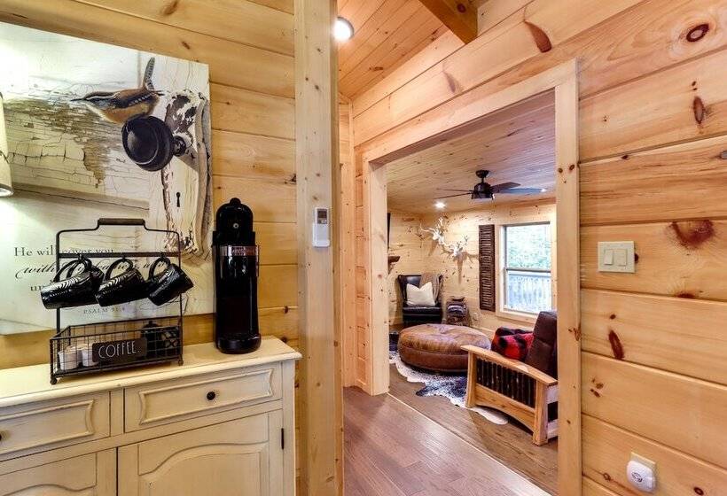 Blairsville Mountain Retreat W/ Private Hot Tub!