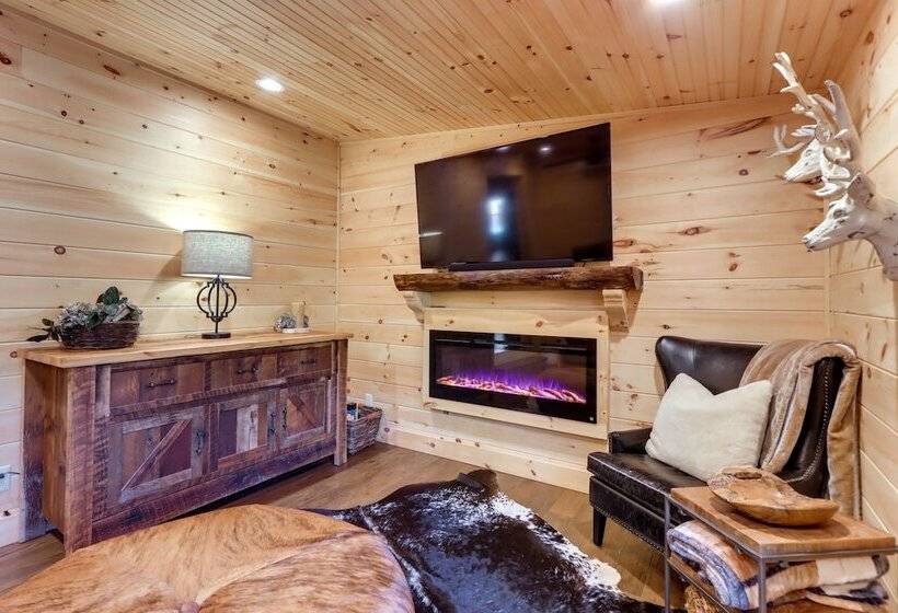 Blairsville Mountain Retreat W/ Private Hot Tub!