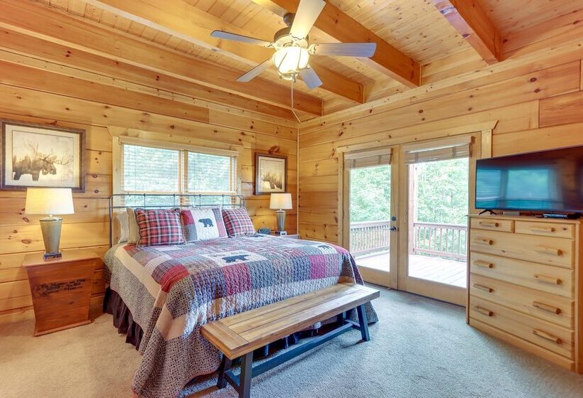 Mineral Bluff  Bear Ridge Cabin  W/ Hot Tub!