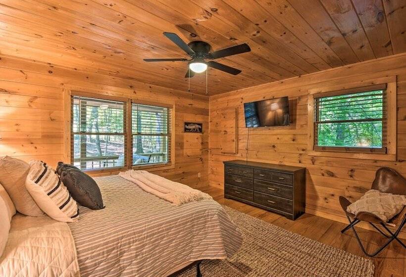 Blue Ridge Cabin: Hot Tub, Fire Pit & Grill!