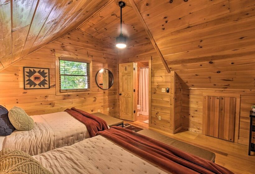 Blue Ridge Cabin: Hot Tub, Fire Pit & Grill!