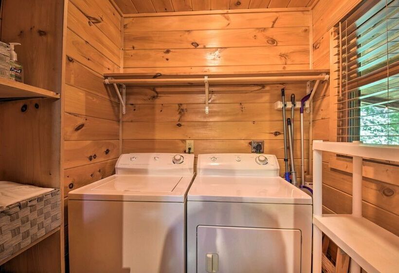 Blue Ridge Cabin: Hot Tub, Fire Pit & Grill!