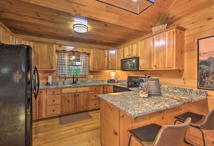 Blue Ridge Cabin: Hot Tub, Fire Pit & Grill!
