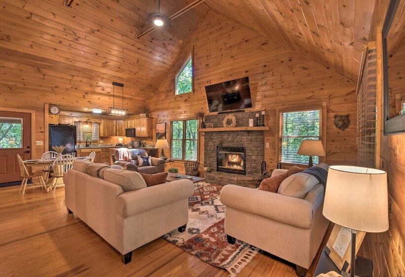 Blue Ridge Cabin: Hot Tub, Fire Pit & Grill!