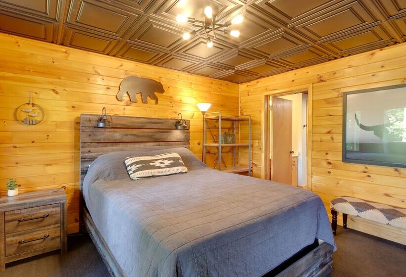 Blue Ridge Cabin W/ Hot Tub & Private Lake!