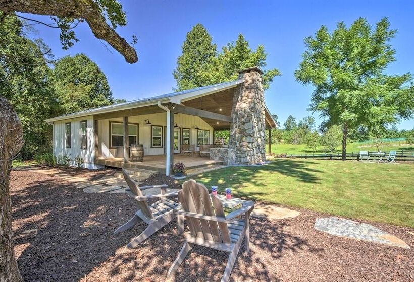 Blue Ridge Cottage: Modern Solace In The Mountains