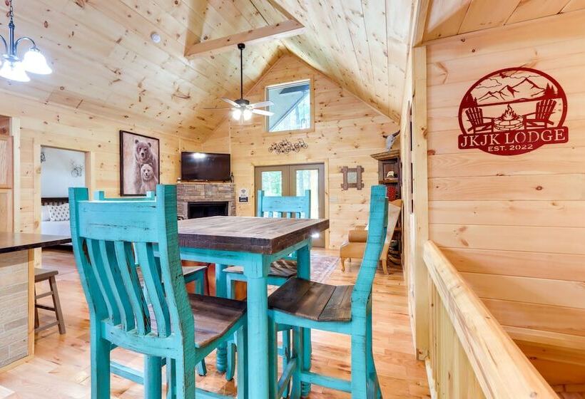 Blue Ridge Mountains Cabin W/ Hot Tub & Game Room!