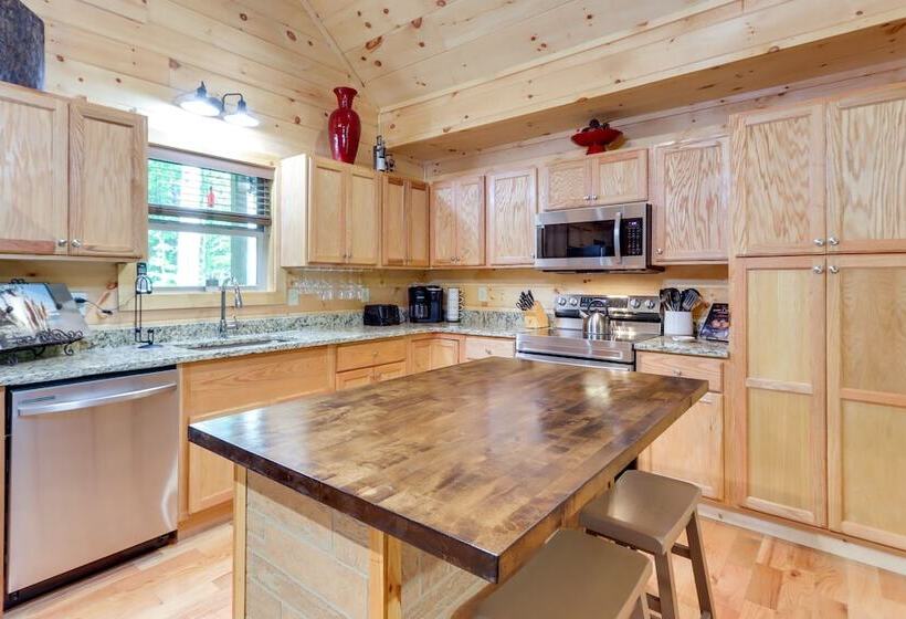 Blue Ridge Mountains Cabin W/ Hot Tub & Game Room!