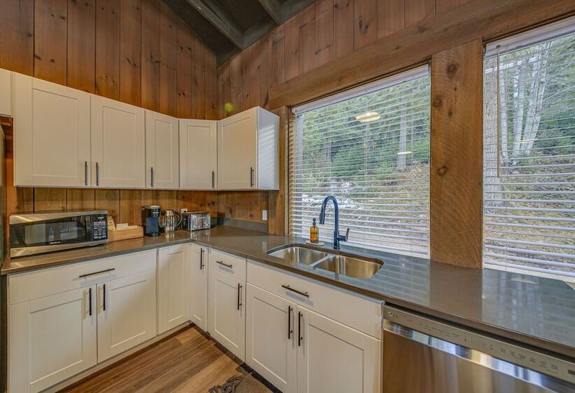 Bonners Ferry Cabin W/ Wraparound Deck & Views!