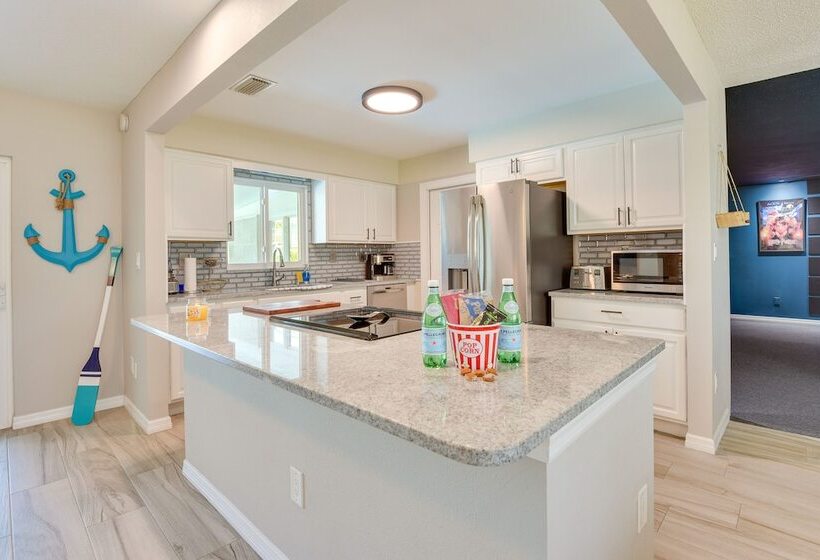 Bradenton Paradise: Pool, Patio & Putting Green!