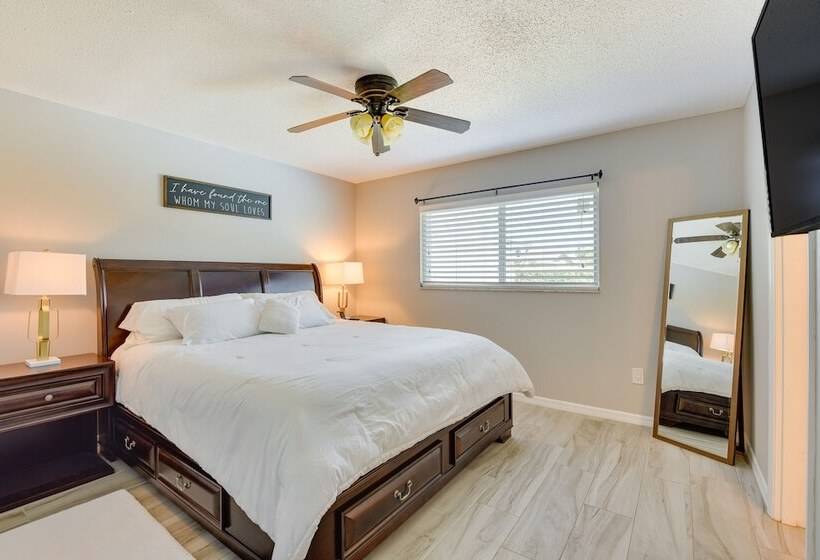 Bradenton Paradise: Pool, Patio & Putting Green!