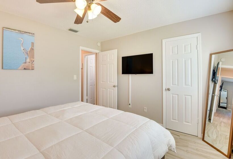 Bradenton Paradise: Pool, Patio & Putting Green!