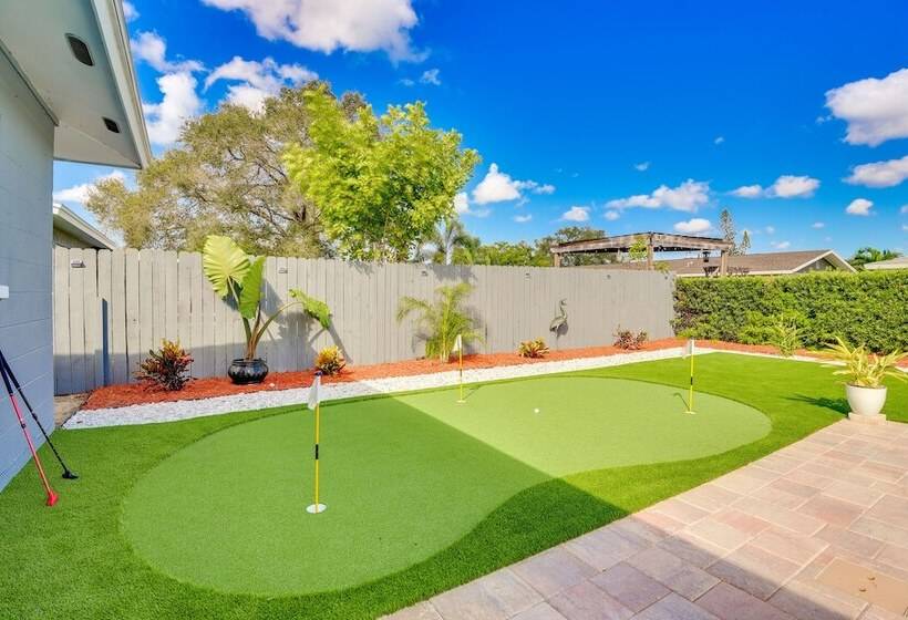 Bradenton Paradise: Pool, Patio & Putting Green!