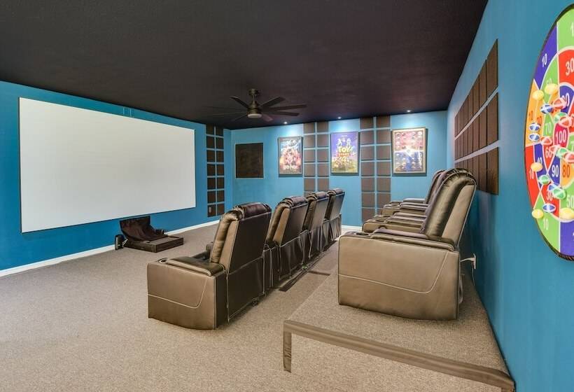 Bradenton Paradise: Pool, Patio & Putting Green!