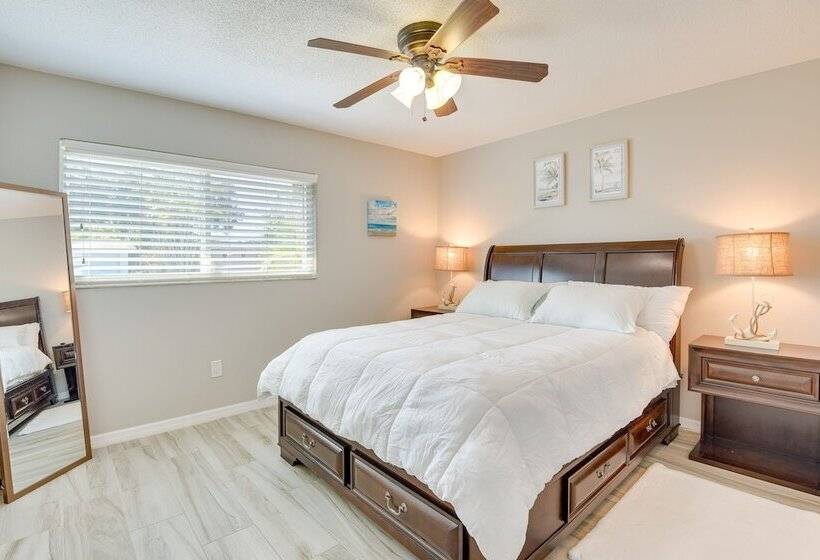 Bradenton Paradise: Pool, Patio & Putting Green!