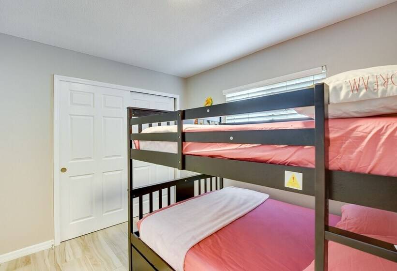 Bradenton Paradise: Pool, Patio & Putting Green!