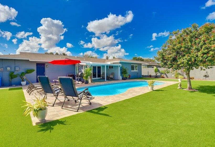 Bradenton Paradise: Pool, Patio & Putting Green!