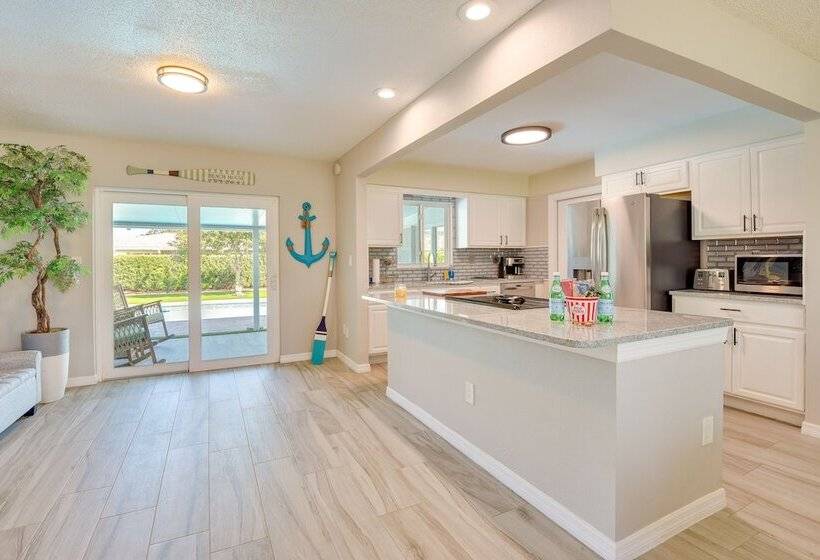 Bradenton Paradise: Pool, Patio & Putting Green!