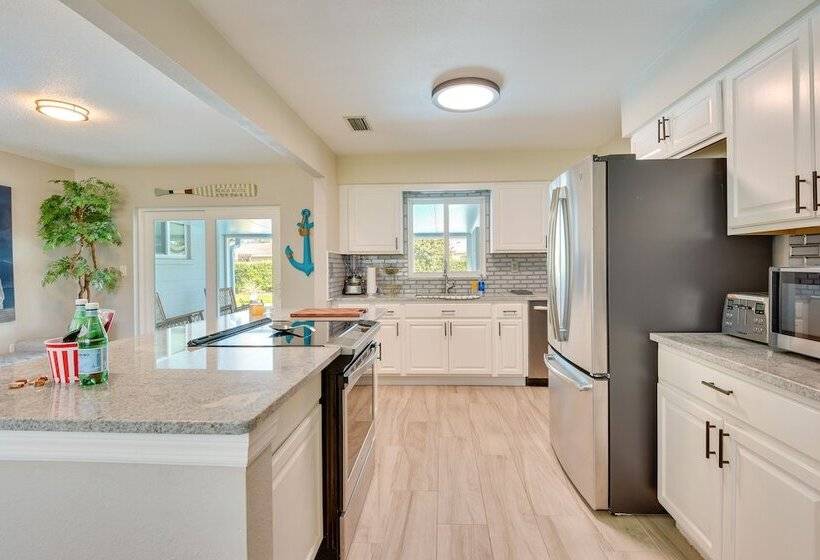 Bradenton Paradise: Pool, Patio & Putting Green!