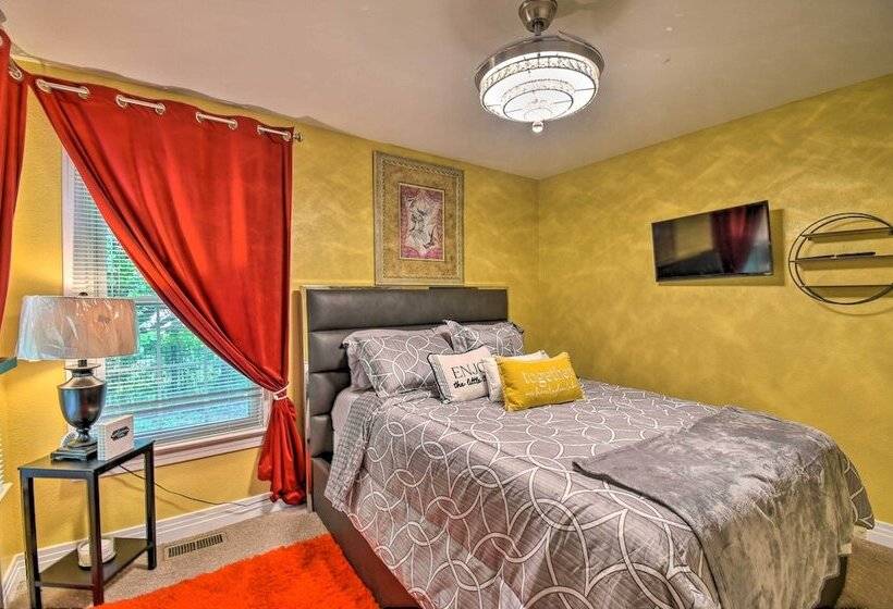 Bright Chesapeake Home Near Shopping & Dining