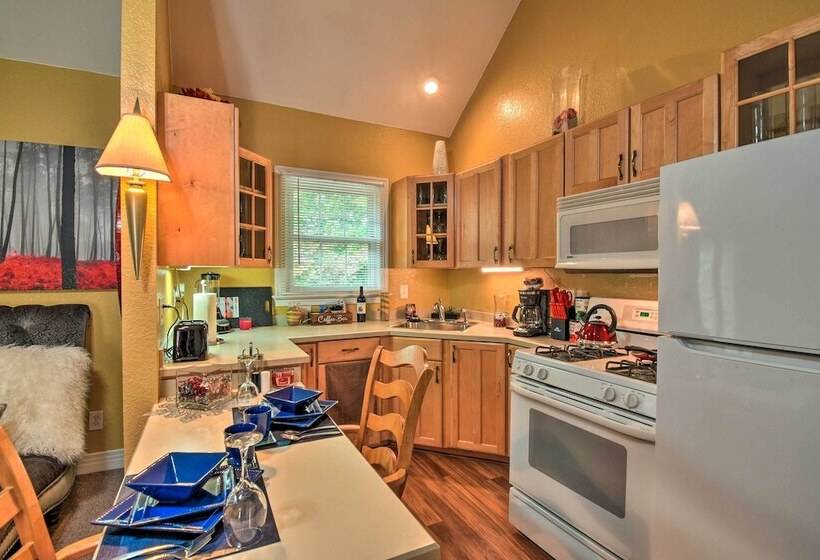 Bright Chesapeake Home Near Shopping & Dining