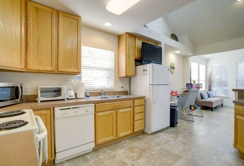 Bright Greenbackville Vacation Home W/ Game Room