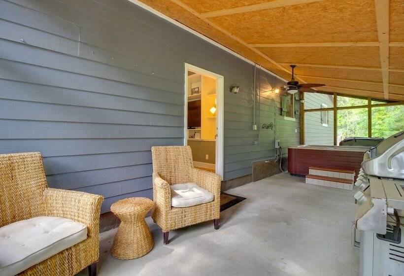 Bright Guyton Home W/ Private Yard & Hot Tub!