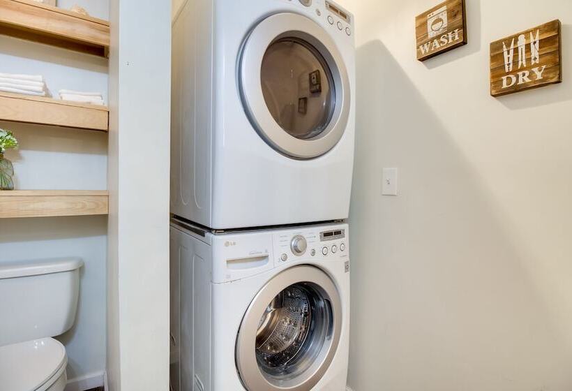 Bright Guyton Home W/ Private Yard & Hot Tub!