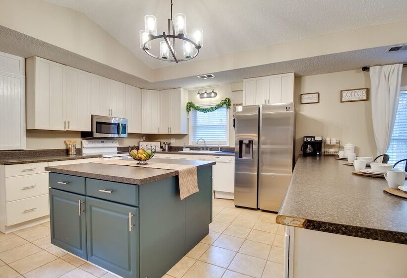 Bright Guyton Home W/ Private Yard & Hot Tub!