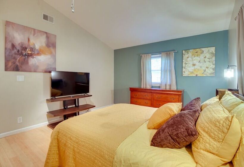 Bright Guyton Home W/ Private Yard & Hot Tub!