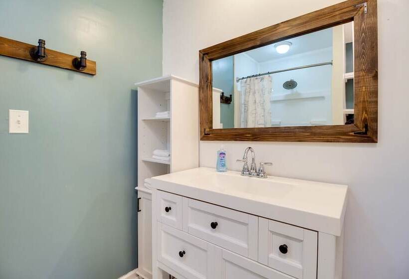 Bright Guyton Home W/ Private Yard & Hot Tub!