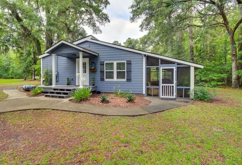 Bright Guyton Home W/ Private Yard & Hot Tub!