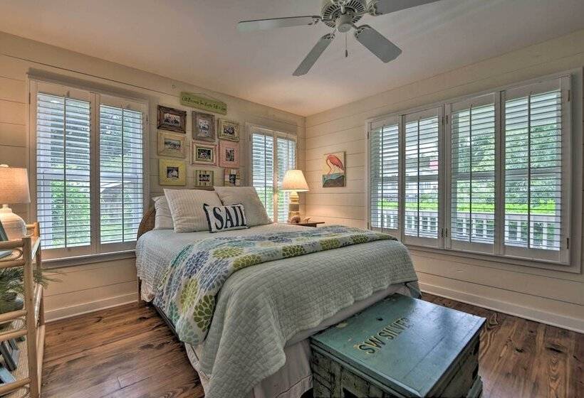 Bright St. Simons Island Escape: Walk To The Beach