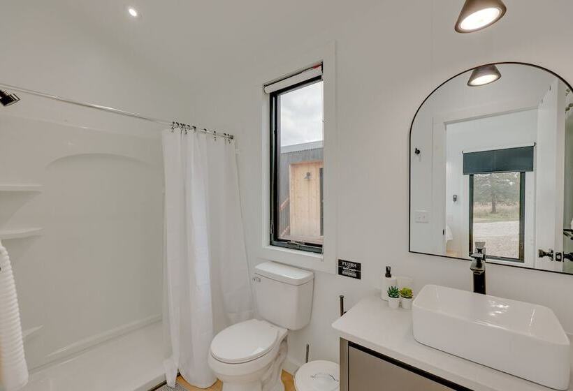 Broken Bow Tiny Home Cabin: Fire Pit, Hot Tub!