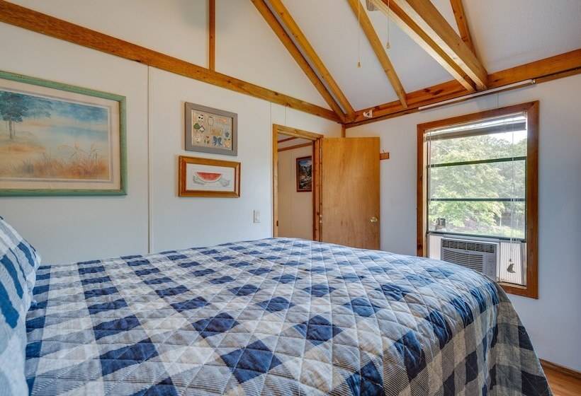 Buena Vista Cabin: Tranquil Haven Near Town Square