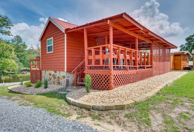 Buena Vista Cabin: Tranquil Haven Near Town Square